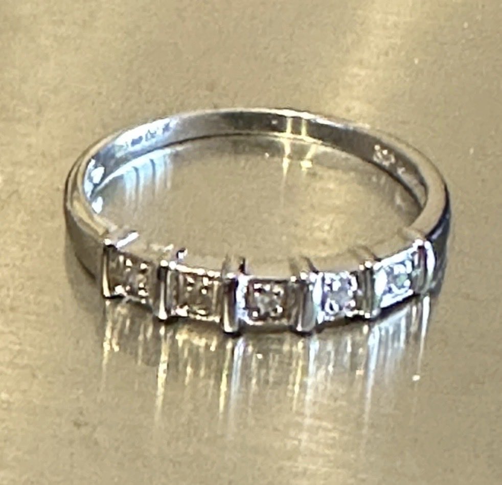 Vintage0Antique's tweet photo. Check out #Hallmarked 375 #9ct Solid #White #Gold 0.05 #Diamond #Ring 1.99g #UK Size #P https://t.co/vzVhWqtoFp #eBay via @eBay_UK https://t.co/kjeACsBGZX