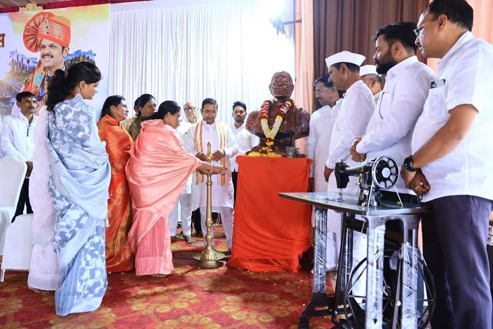 AbhiPawarBJP's tweet photo. मा. मुख्यमंत्री श्री. देवेंद्रजी फडणवीस यांच्या वाढदिवसानिमित्त आयोजित ‘सेवा यज्ञाचा संकल्प’ उपक्रमांतर्गत आज औसा येथील विजय मंगल कार्यालयात ३५० महिलांना मोफत शिलाई मशीनचे वाटप करण्यात आले.

महिलांना स्वावलंबी बनविणे, त्यांना स्वयंरोजगाराच्या संधी उपलब्ध करून देणे आणि त्यांच्या आर्थिक सक्षमीकरणाला चालना देणे, या उद्देशाने हा उपक्रम राबविण्यात आला. शिलाई मशीनच्या माध्यमातून अनेक महिलांना स्वतःचा रोजगार सुरू करून कुटुंबाच्या उत्पन्नात हातभार लावण्याची नवी संधी उपलब्ध होणार आहे या बद्दल समाधान वाटत आहे.