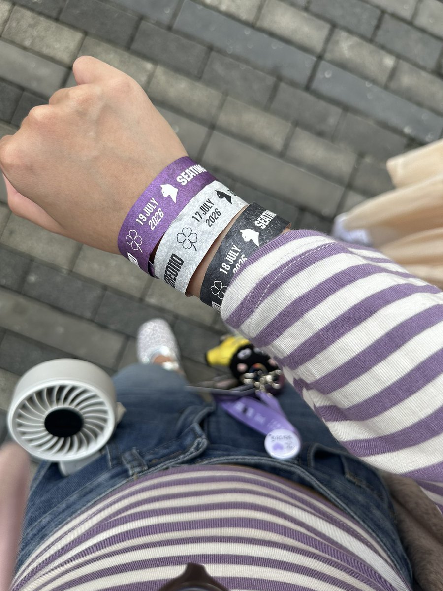 imamonalisagirl's tweet photo. แกะแล้ว ฮรึก ฮรึก แงงงงงงงงง แง๊งงงงงงง เพิ่งมาสังเกตว่า ใส่ใจแม้กระทั่งลายเล็กๆบนริชแบรนด์เลยหรอ🥺💜🤲🏻 🐈‍⬛🐾  แมวน้อยๆดูปราดเปรียวเหมือนเตนล์เลย เก่งจัง ประกาศคอนต่อไปได้เลยอ้วน @tenthsound https://t.co/JaSH4Rk1Sh