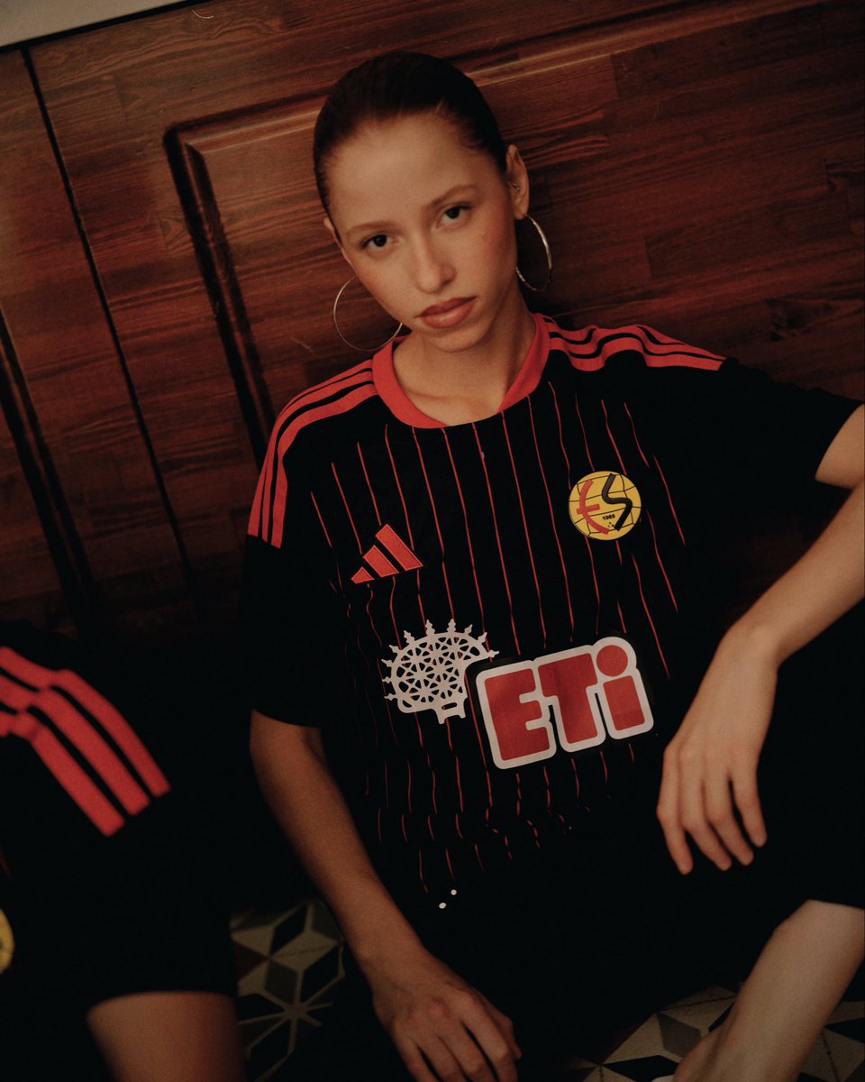 formakultur's tweet photo. Eskişehirspor 2026/27 forma setini tanıttı.

📸 Formalar kadar fotoğraf çekimindeki özen dikkat çekiyor. @unalboy_ 

🔴⚫️ @Eskisehirspor | @adidasfootball https://t.co/VBxoMCs1mY