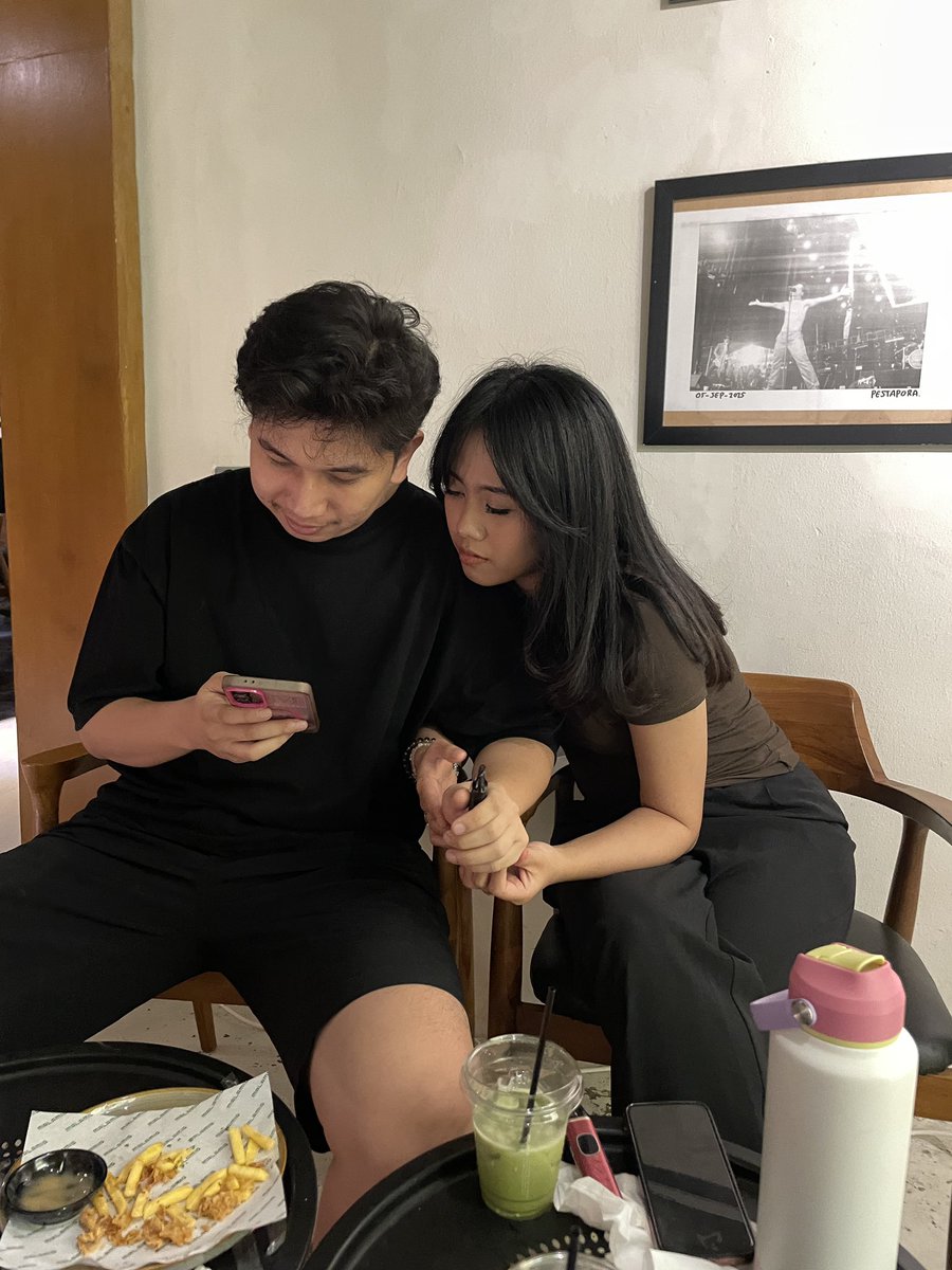 noty0urhabibt1's tweet photo. sosok ci papah ndut gemey gila gila teknik. liat aja case hp na ada stiker mesin mesin mesin!!! #solidarityforever https://t.co/avz3qQ5QNV