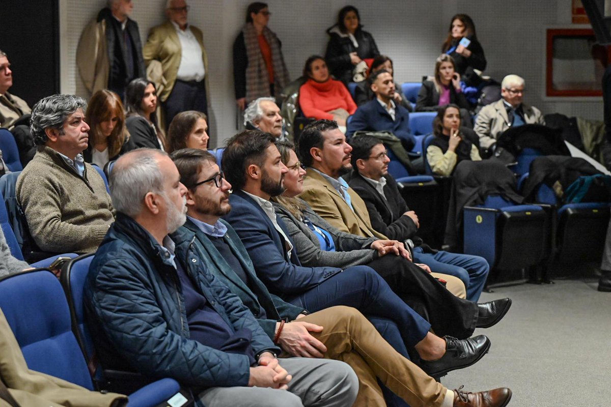 inacoop's tweet photo. La vicepresidenta de INACOOP, @flavia_carretto, destacó que este programa representa una oportunidad para consolidar herramientas que permitan a las cooperativas superar desafíos y potenciar sus capacidades.

"El cooperativismo nace cooperando", señaló, al destacar que la construcción de redes forma parte de su identidad y constituye una fortaleza para desarrollar soluciones colectivas en áreas como el trabajo, la innovación, la tecnología y la logística.

Además, subrayó que el reciente convenio firmado entre INACOOP y ANDE permitirá avanzar en instrumentos concretos para incorporar cada vez más cooperativas a este tipo de convocatorias, fortaleciendo el desarrollo territorial y la articulación entre distintas formas de organización económica.