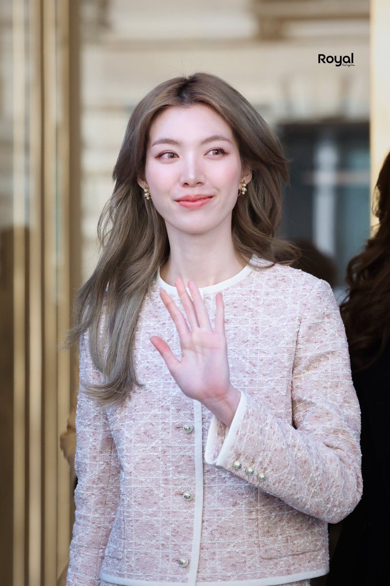 eaniiyannn_'s tweet photo. Royal aura? ✅
Born into a wealthy family? ✅
An heiress? ✅
Visuals? ✅
Charisma? ✅
Seriously, does she have any flaws at all? I don't think so 🫠👑

LINGORM DIOR SIAM PARAGON
#DiorSiamParagonxLingOrm 
@ormmormm https://t.co/kD8sZw7yVr