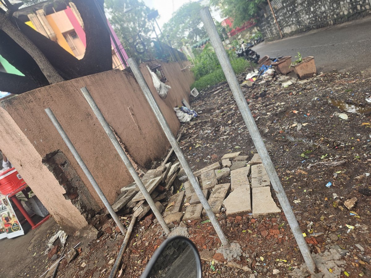 rane_sumedh's tweet photo. Rods have been added on a public road, this wall was demolished by BMC  last month due to traffic congestion

@mybmc kindly take action on this soft encroachment

Add- Outside BMC Thallasamia Hospital, Borivali East https://t.co/GTJPvAXd1v
