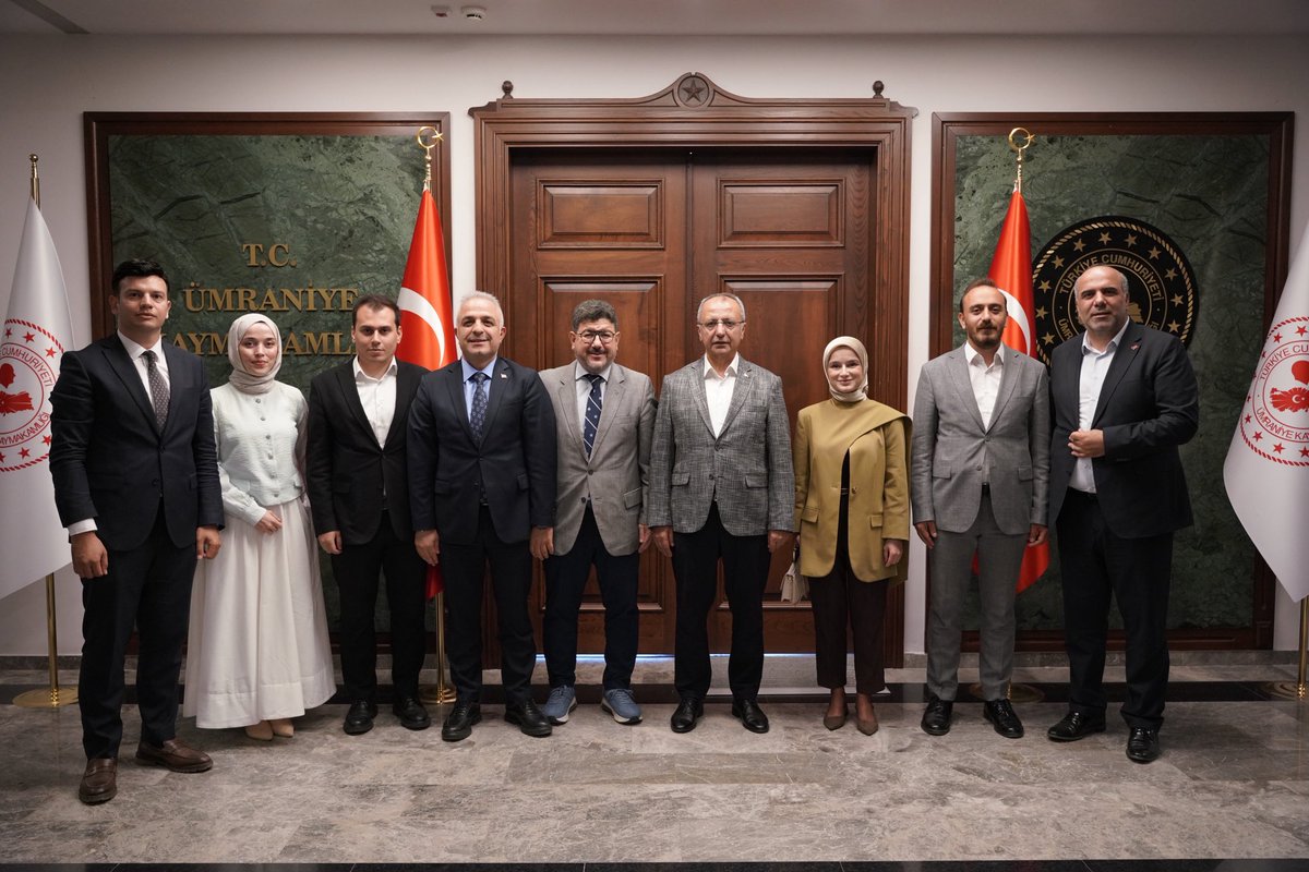 TC_Umraniye's tweet photo. Kaymakamımız Sayın Yüksel ÇELİK, Rize Hukukçular Derneği Başkan Vekili Mehmet Hakan TÜFEKÇİ ve yönetim kurulu üyelerini makamında kabul etti.

Kaymakamımız Sayın ÇELİK, nazik ziyaretleri dolayısıyla kendilerine teşekkür etti.
@yukselcelikmia https://t.co/hQi8ZFFIiF