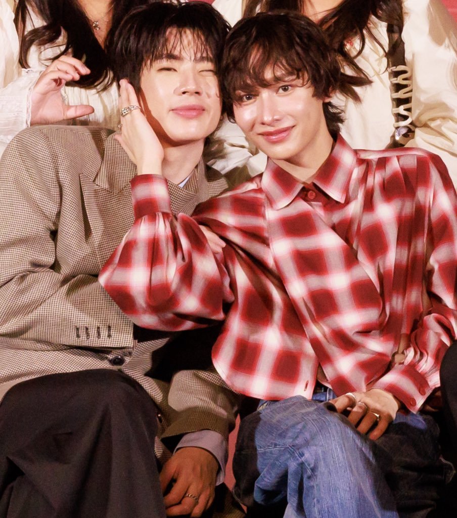 FentyBomOG's tweet photo. They are giving husbands DOWN in this picture particularly. 😭❤️
#OffGun #ออฟกัน https://t.co/rmPs8eWTAL