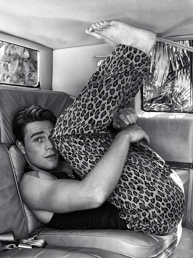 KJApas_pitsweat's tweet photo. Kj apa’s feet!? Put me in coach!! https://t.co/LrjrT31GK0