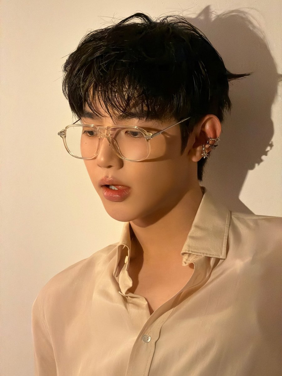 fii__iif's tweet photo. 왜캐 xx하지 하 안경... https://t.co/rK8IQZTOPn
