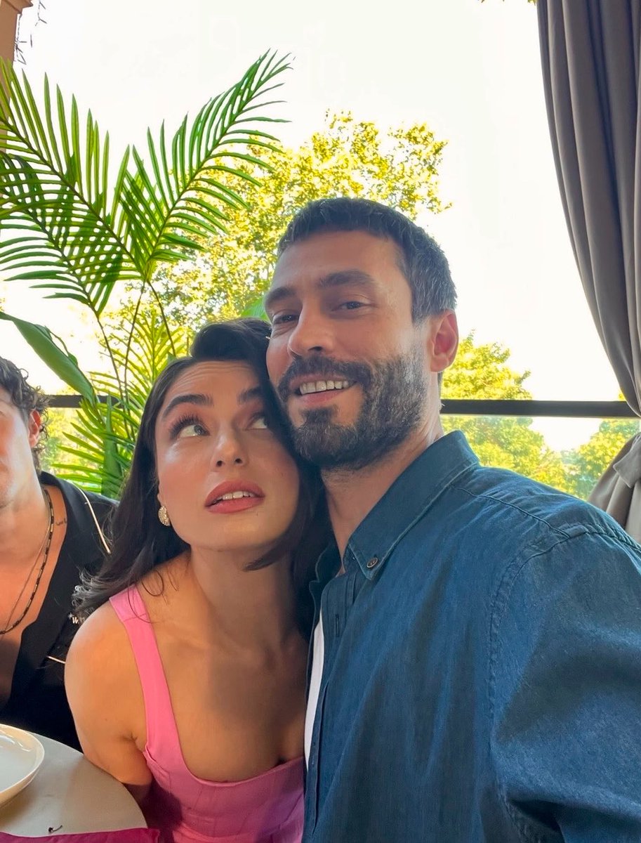 livileask's tweet photo. é uma cena defkad, mas a selfie é totalmente aykin 🥹🤏
#MuhtemelAşk • #defkad •#AyKin https://t.co/cj0KvKJgqA