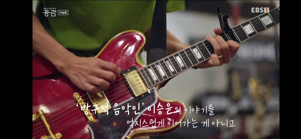 star_s2ker's tweet photo. 0집을 이 시점에서 낸다는 게..
<방구석 음악인>을 억지스럽게 이어가는게 아니라
잘 매듭지을수있겠다, 해놓고 결국 찾은 답이
음악을 하는 한 계속 방구석 음악인일것같다 라고할때
나야말로 방구석에서 입틀막해버림
어떤시절과 헤어질 필요가없단다 해버림.. https://t.co/EnbagDKJDy
