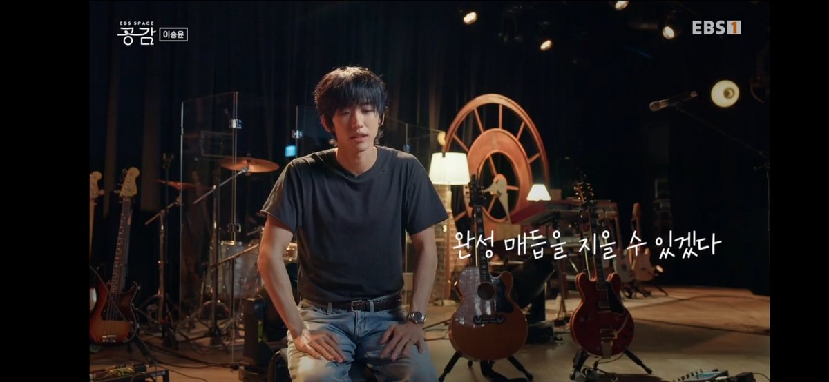 star_s2ker's tweet photo. 0집을 이 시점에서 낸다는 게..
<방구석 음악인>을 억지스럽게 이어가는게 아니라
잘 매듭지을수있겠다, 해놓고 결국 찾은 답이
음악을 하는 한 계속 방구석 음악인일것같다 라고할때
나야말로 방구석에서 입틀막해버림
어떤시절과 헤어질 필요가없단다 해버림.. https://t.co/EnbagDKJDy