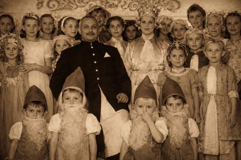 Darekbrzoza's tweet photo. "Gdy 740 dzieci umierało na morzu, a wszystkie państwa świata mówiły „nie”,
jeden człowiek — mający wszelkie powody, by milczeć — powiedział „tak”.
Był rok 1942.
Statek dryfował po Morzu Arabskim jak pływająca trumna.
Na pokładzie znajdowało się 740 polskich dzieci.
Sieroty.
Ocaleni z radzieckich obozów pracy, gdzie ich rodzice zmarli z głodu i zimna.
Uciekli przez Iran, by odkryć coś gorszego niż niewola:
nikt ich nie chciał.
Imperium Brytyjskie — najpotężniejsza siła tamtych czasów —
odmówiło im wstępu do wszystkich portów indyjskiego wybrzeża.
„To nie nasz problem. Płyńcie dalej”.
Dzieciom kończyło się jedzenie.
Leki.
Czas.
Dwunastoletnia Maria trzymała za rękę swojego sześcioletniego brata.
Umierająca matka poprosiła ją o jedno — żeby go chroniła.
Ale jak chronić, gdy cały świat się odwraca?
Wtedy wieść dotarła do niewielkiego pałacu w Gudżaracie.
Maharadża Jam Saheb Digvijaysinhji był drobnym władcą w skali imperium.
Brytyjczycy kontrolowali jego porty, gospodarkę i wojsko.
Miał wszystkie powody, by być posłusznym i milczeć.
Ale gdy usłyszał o 740 dzieciach dryfujących na morzu,
podczas gdy dyplomaci dyskutują nad formularzami —
coś w nim pękło.
— „Ile dzieci?”
— „740, Wasza Wysokość. Ale Brytyjczycy odmówili im wstępu do Indii”.
Maharadża zacisnął szczęki.
— „Brytyjczycy kontrolują moje porty.
Ale nie kontrolują mojego sumienia.
Te dzieci zejdą na ląd w Nawanagarze.
Przygotujcie ich przyjęcie”.
— „Wasza Wysokość, jeśli sprzeciwi się Pan Brytyjczykom—”
— „To się sprzeciwię”.
Wysłał wiadomość na statek:
„Jesteście tu mile widziani”.
Gdy władze brytyjskie zaprotestowały, ten niewielki człowiek z małego księstwa powiedział im wprost:
„Jeśli potężni odmawiają ratowania dzieci,
to ja — słaby — zrobię to, czego wy nie potraficie”.
W sierpniu 1942 roku statek wpłynął do portu Nawanagar.
Dzieci schodziły na ląd jak cienie — wychudzone, chore, z pustym spojrzeniem.
Nie oczekiwały już niczego.
Nie wierzyły w nadzieję.
Maharadża czekał na nabrzeżu.
Ubrany skromnie na biało, uklęknął przed nimi i powiedział przez tłumaczy:
— „Nie jesteście już sierotami.
Jesteście moimi dziećmi.
Jestem waszym Bapu — waszym ojcem”.
Maria poczuła, jak drży ręka jej brata.
Czy po tylu zamkniętych drzwiach to naprawdę możliwe?
To, co zrobił potem, zmieniło wszystko.
Nie zbudował obozu dla uchodźców.
Zbudował dom.
W Balachadi stworzył coś niezwykłego — małą Polskę w Indiach:
polskich nauczycieli,
polską kuchnię,
polskie pieśni w indyjskich ogrodach,
choinki pod tropikalnym niebem.
„Wasze cierpienie próbowało was wymazać — powiedział im. —
Ale wasz język, kultura i tradycje są święte.
Zachowajcie je tutaj”.
Dzieci, którym mówiono, że nie należą nigdzie,
w końcu znalazły dom.
Tomek znów zaczął się śmiać.
Ania zaczęła mówić.
Maria patrzyła, jak jej brat goni pawie w ogrodach pałacu
i przypominała sobie, czym jest spokój.
Maharadża przychodził często.
Uczył się ich imion.
Obchodził urodziny.
Przytulał, gdy płakali za rodzicami, którzy nigdy nie wrócą.
Wzywał lekarzy.
Płacił z własnej kieszeni, by dać im to, czego odmówiły imperia:
godność, dzieciństwo, przyszłość.
Przez cztery lata, gdy świat płonął,
740 dzieci żyło jak jedna rodzina w sercu indyjskiego księcia.
Uczyły się.
Zdrowiały.
Zaczynały marzyć.
Odzyskiwały siebie.
Po wojnie rozjechały się po świecie.
Zostały lekarzami, nauczycielami, inżynierami, dyplomatami, artystami, rodzicami.
I nigdy nie zapomniały.
W Warszawie powstał Plac Dobrego Maharadży.
Szkoły noszą jego imię.
Ale najważniejszy pomnik nie jest z kamienia.
To same dzieci.
Dziś, mając 80–90 lat, wciąż się spotykają
i opowiadają wnukom historię indyjskiego władcy,
który potrafił zobaczyć ponad polityką prostą prawdę:
740 dzieci potrzebowało ojca.
I on nim został.
W 1942 roku, gdy wszystkie wielkie narody powiedziały
„to nie nasza odpowiedzialność”,
jeden człowiek powiedział:
„To są teraz moje dzieci”.
I uratował 740 istnień.
Nie imperia.
Nie armie.
Ale otwarte serce, które odmówiło zamienienia współczucia w kalkulację polityczną.
To nie tylko historia.
To przypomnienie:
gdy potężni zamykają drzwi,
czasem jedno otwarte serce wystarczy, by zmienić świat."
za Kawa z mlekiem
