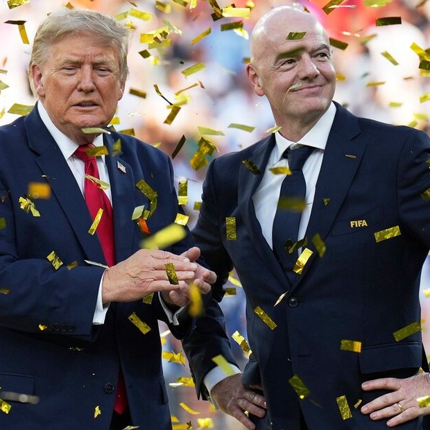 clarincom's tweet photo. TRUMP QUIERE A INFANTINO COMO SECRETARIO GENERAL DE LA ONU

Estaría impulsando al presidente de la FIFA, Gianni Infantino, como candidato a secretario general de la ONU, según informó el diario estadounidense New York Post. Fuentes citadas por el medio señalaron que el mandatario lo considera “respetado por todos en el mundo” y con una capacidad especial para unir a las personas, aunque no está claro si Infantino quiere ocupar el cargo.

La eventual postulación podría complicar las aspiraciones del argentino Rafael Grossi, director general del Organismo Internacional de Energía Atómica. Entre los posibles candidatos también aparece la expresidenta chilena Michelle Bachelet, quien podría enfrentar resistencia de Estados Unidos. El sucesor de António Guterres será elegido este año.

(+) en Clarín: https://t.co/aVSdn31AmP
