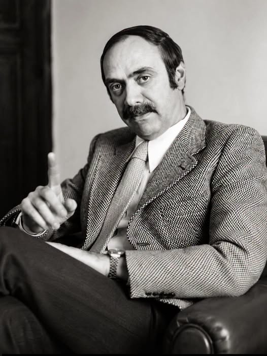 pierpi13's tweet photo. Una tazzina lasciata sul bancone e sette colpi alle spalle. Il 21 luglio 1979 la storia d'Italia cambiava per sempre all'interno del Bar Lux di Palermo. A cadere sotto il fuoco di Cosa Nostra fu Boris Giuliano, lo straordinario capo della Squadra Mobile che stava smantellando l'impero economico dei corleonesi. Origine ennese e mente internazionale, Giuliano fu il primo a capire che per battere i boss bisognava seguire i flussi di denaro e collaborare stabilmente con l'FBI e la DEA americana.
Le sue indagini pionieristiche sulla rotta della droga tra la Sicilia e New York avevano toccato i vertici più alti della cupola. Oggi la Squadra Mobile di Palermo e le scuole della sua terra portano fieramente il suo nome, ma la vera eredità è l'esempio di legalità impresso nella memoria di tutti noi.
Un tributo doveroso a un uomo dello Stato che ha sacrificato tutto per una Sicilia libera.