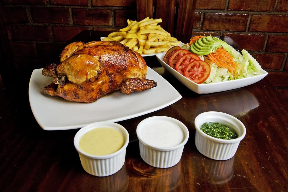 Valymorr's tweet photo. Como vas a decir feo al pollo a la brasa increible me parece esta ofensa... https://t.co/3sUA2DUbok