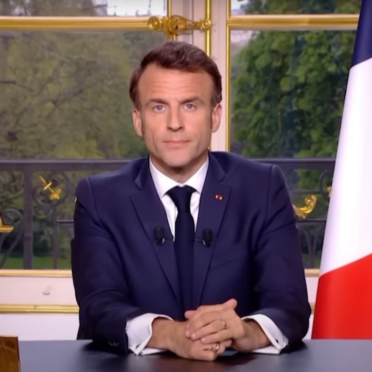 Pediavenir's tweet photo. 🇫🇷👁️ FLASH – Emmanuel Macron confirme que la France passera directement de 2026 à 1984 l’année prochaine. https://t.co/rwfq207ISv