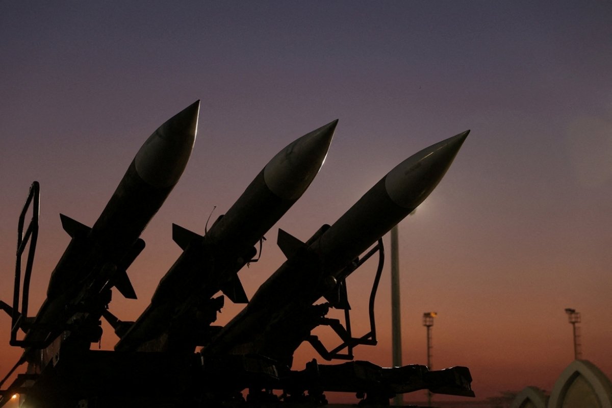 MarioNawfal's tweet photo. 🇺🇸🇮🇷 Iran just escalated its rhetoric in response to Trump’s latest threat, telling state media that if the U.S. strikes any bridge or power plant inside Iran, Tehran will hit back.

The target of retaliation? Infrastructure and bridges across the region, specifically targeting energy facilities where the U.S. has interests.

They also made it crystal clear they’re not backing down on the Strait of Hormuz...

Iran says ships can pass safely ONLY if they coordinate with Tehran and follow Iranian arrangements. 

Otherwise, they claim full sovereignty and “steely will” to control the strait for their long-term security.

Trump says “hit one Iranian target = we bomb one of yours.” Iran is replying “hit one of ours = we hit multiple of yours in the region.”

Trump is applying maximum pressure and deterrence... 

But Iran is signaling they won’t be intimidated, and will respond asymmetrically throughout the region.

Source: CNN / Writer: Claudio