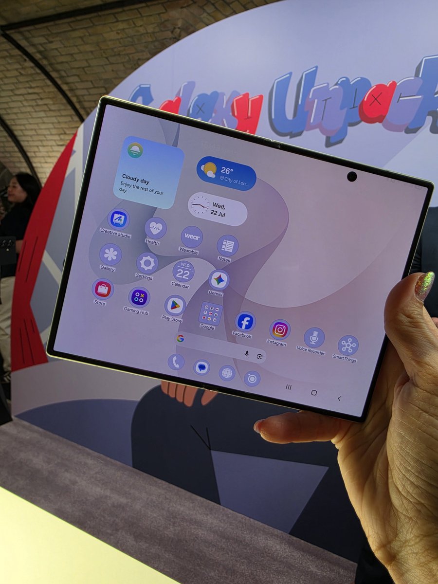 DianaMonsters's tweet photo. Ya en mis manos el Galaxy Z Fold8 🤩 #SamsungUnpacked2026 #Unpacked2026 #GalaxyZFold8 https://t.co/brXnW2pqmH