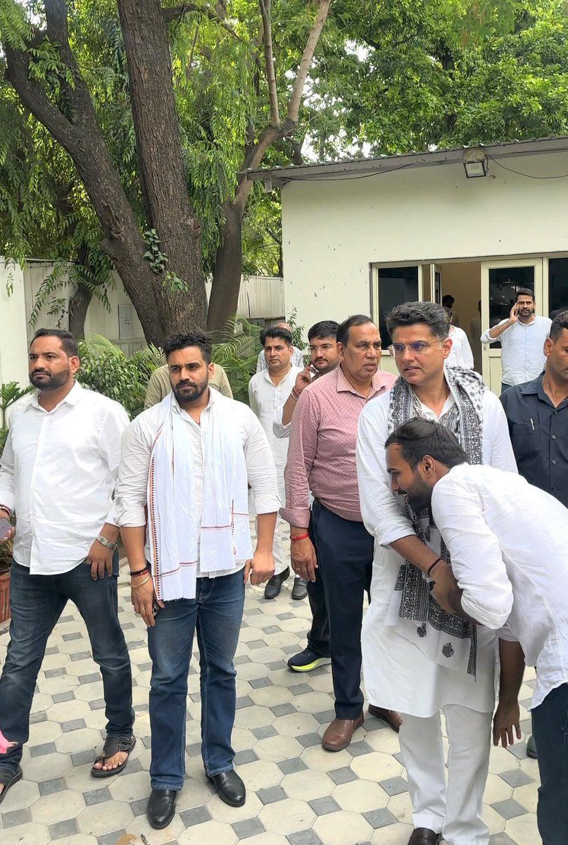 MukulKhicharIN's tweet photo. आज जयपुर में आयोजित ऐतिहासिक 'छात्रों की गूंज' कार्यक्रम में AICC के राष्ट्रीय महासचिव, हम सभी के जनप्रिय नेता आदरणीय श्री सचिन पायलट जी की गरिमामयी उपस्थिति रही।
दिल्ली में आज जिस तरह देश का युवा अपने हक़, पारदर्शी परीक्षाओं और न्याय के लिए सड़कों पर संघर्ष कर रहा है—युवा कांग्रेस उस लड़ाई को जयपुर से लेकर दिल्ली के गलियारों तक पूरी ताकत से लड़ रही है।
पायलट जी का ओजस्वी मार्गदर्शन और समर्थन इस बात का प्रमाण है कि अन्याय के खिलाफ इस लड़ाई में देश की युवा शक्ति अकेली नहीं है। युवा कांग्रेस हर छात्र के स्वाभिमान और सुनहरे भविष्य के लिए संकल्पबद्ध है
@SachinPilot @IYC 
@MukeshBhakar_