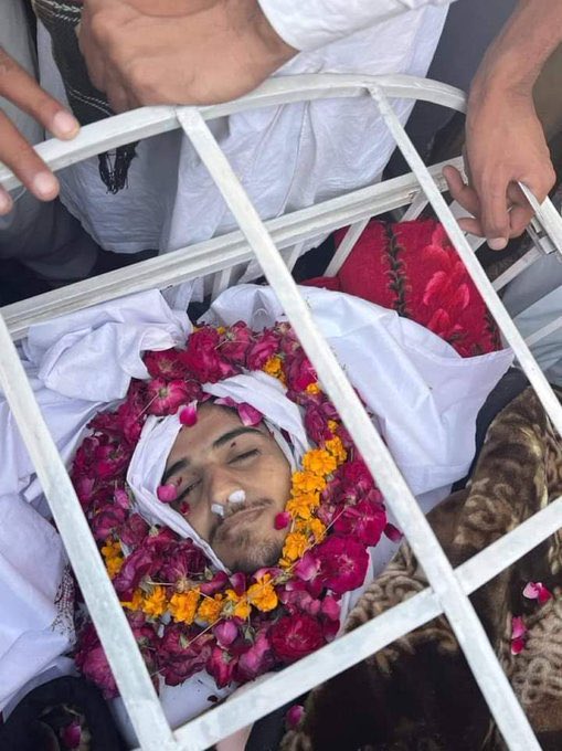 fhatesall's tweet photo. You can see your children in an Indian kid crying, but why couldn’t you see your own children in Anees Satti, a same 20-year-old who was shot dead by ur country’s security forces while protesting unarmed, for his basic rights? Why did you stay silent?? https://t.co/YbqwdEbd0y https://t.co/tJesEdAB10