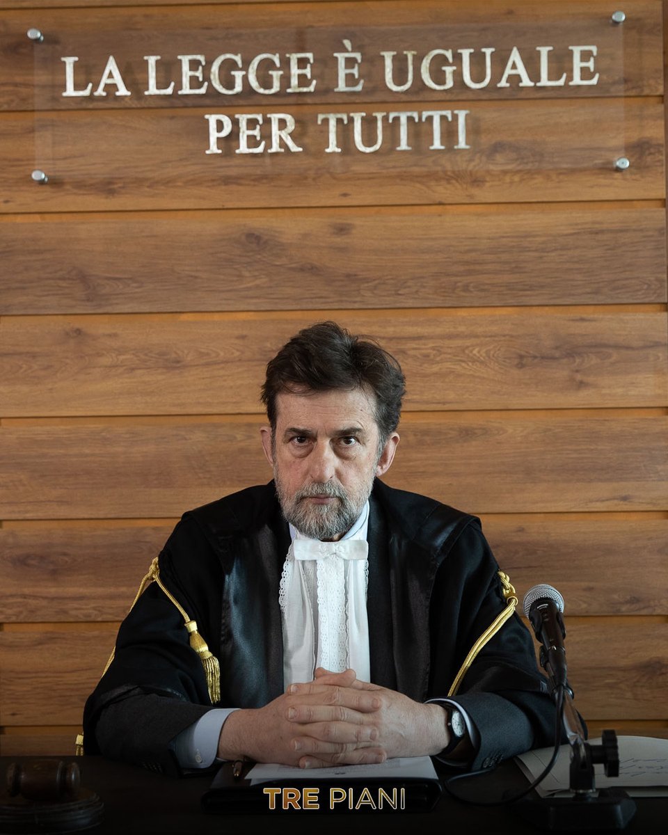 01Distribution's tweet photo. Sguardo lucido, ironia tagliente e un'onestà creativa fuori dagli schemi: auguri a #NanniMoretti! 🎂
Dopo #HabemusPapam, #MIaMadre, #TrePiani e #IlSolDellAvvenire, dal 3 dicembre lo ritroveremo dietro la macchina da presa in #SuccederàQuestaNotte, In Concorso a #Venezia83. https://t.co/GTg4anxKrZ