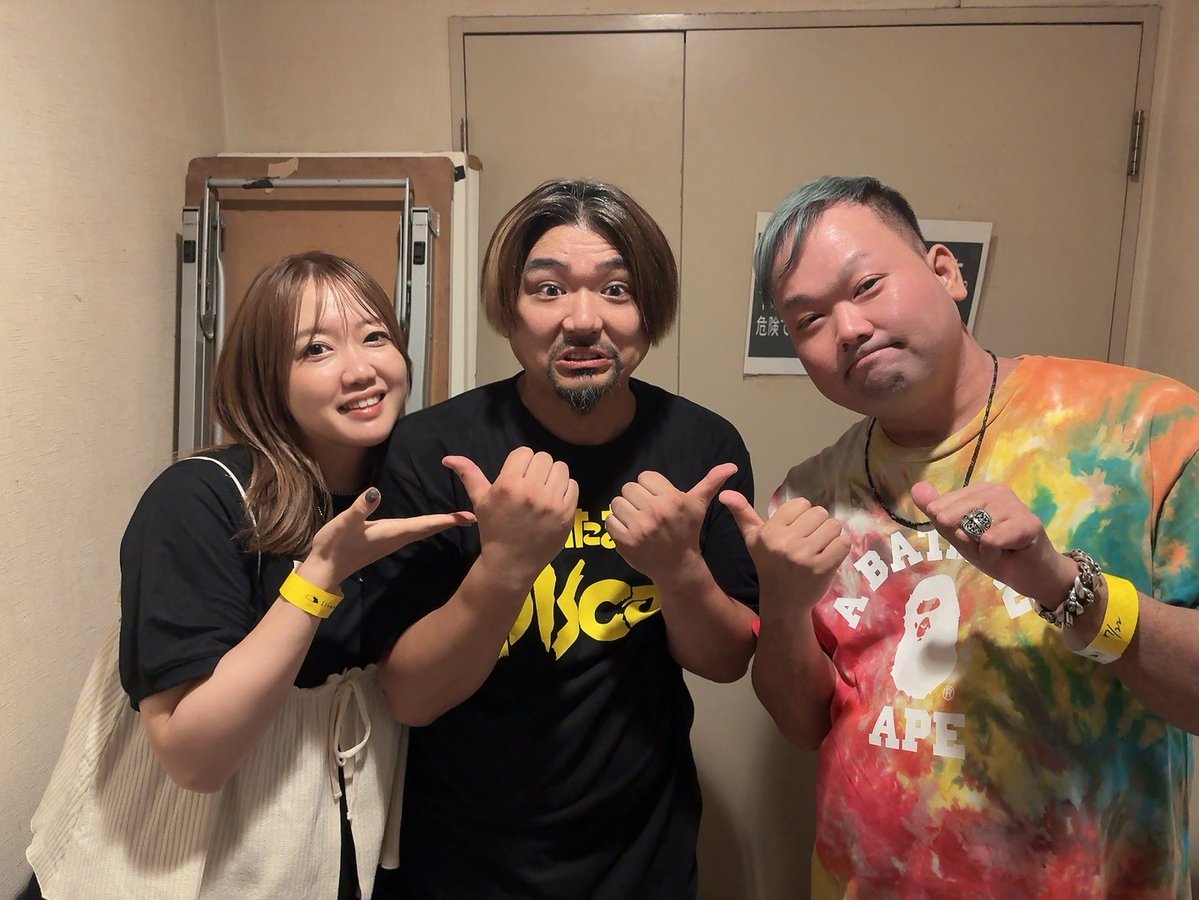 aknet_0106's tweet photo. テレフォンズ&amp;夜ダン
めちゃくちゃよかったぁぁ！！

誠治さんライブ呼んでくれた上に
終わった後忙しいのに
楽屋凸させてくれてありがとう💋
全身じんわり湿ってて笑った☺️ww

おかじさんも
忙しい中お付き合いありがとうございました🙏✨
誕生日のお祝いまでしてもらったよ…😭❤️ https://t.co/ak3zuF3Kuj