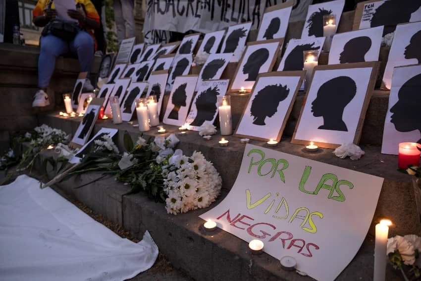 EdgardoRovira's tweet photo. A mí me da vergüenza ajena, bronca y bastante asco escuchar a ciertos periodistas, celebridades y ciudadanos de Estados Unidos y España hablar de los argentinos como si el racismo nos definiera y ellos pudieran juzgarnos desde un pedestal de pureza moral.

Estados Unidos carga con la esclavitud, la segregación, el Ku Klux Klan y una violencia racial que llega hasta el presente. España arrastra siglos de colonialismo, la persecución inquisitorial contra judíos conversos y moriscos, los vínculos del franquismo con la Alemania nazi, la represión política, cultural y lingüística sufrida por vascos y catalanes, y las muertes de migrantes africanos en el marco de una política fronteriza denunciada por su violencia y racismo institucional.

Con semejante historia a cuestas, resulta obscena la facilidad con la que algunos proyectan sobre la Argentina las miserias de sus propios países, reducen a 47 millones de personas a una caricatura despreciable y alimentan una campaña antiargentina que nadie termina de explicar por qué comenzó ni qué busca.