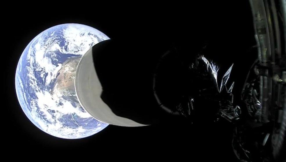 CosmicVoid_X's tweet photo. The view of Earth from a #SpaceX Falcon 9 during ascent is breathtaking. As the rocket climbs above the atmosphere, onboard cameras capture:

🌍 The curved horizon of Earth.
🌊 Deep blue oceans, white cloud systems, and the thin blue atmospheric layer. https://t.co/Wjpm5pNGTq