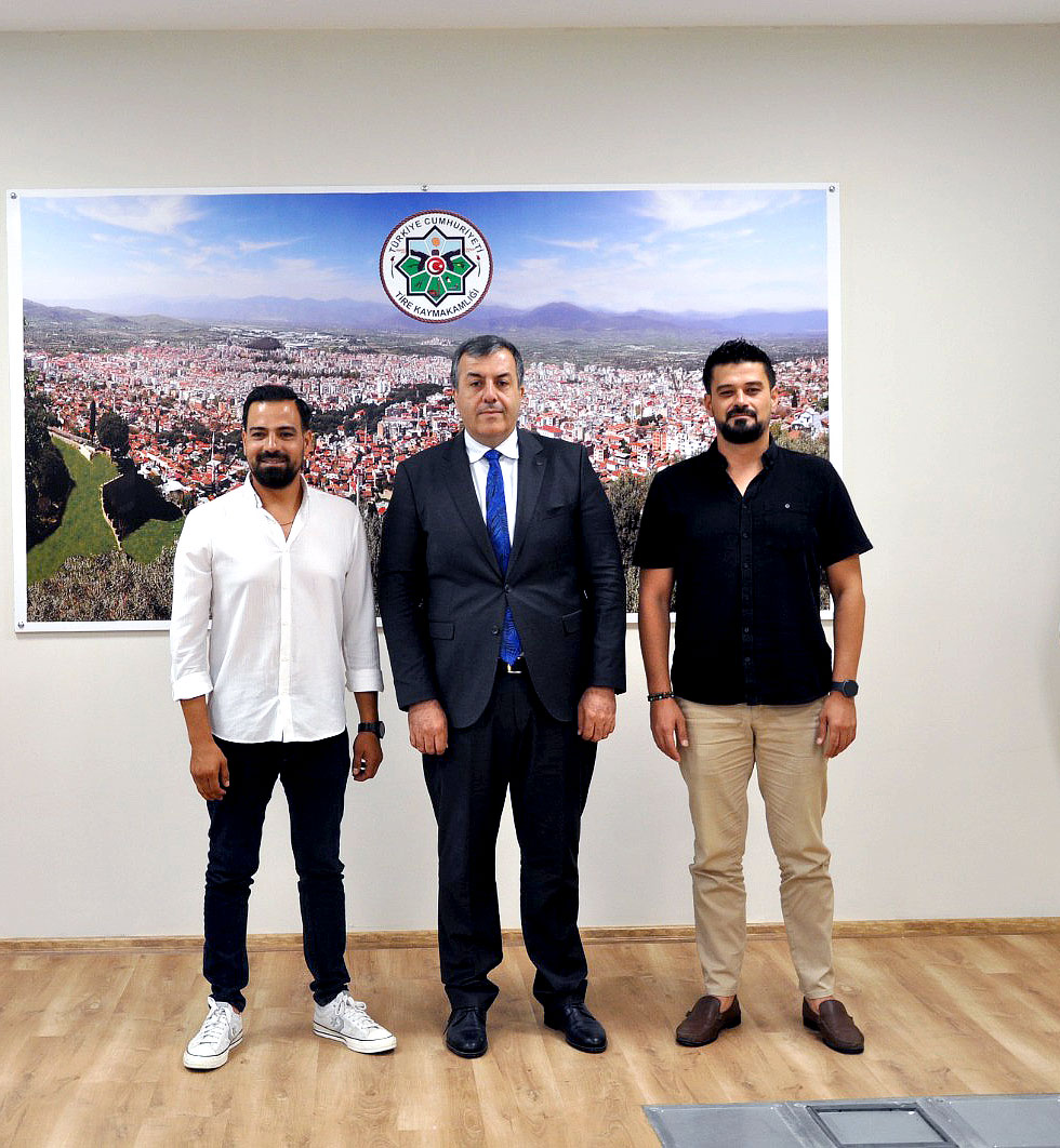ercanmedya's tweet photo. HaberTire Gazetesi olarak, ilçemizde göreve başlayan Tire Kaymakamı Sayın Mesut Yakuta’yı makamında ziyaret ettik. https://t.co/3bmItWAzlV