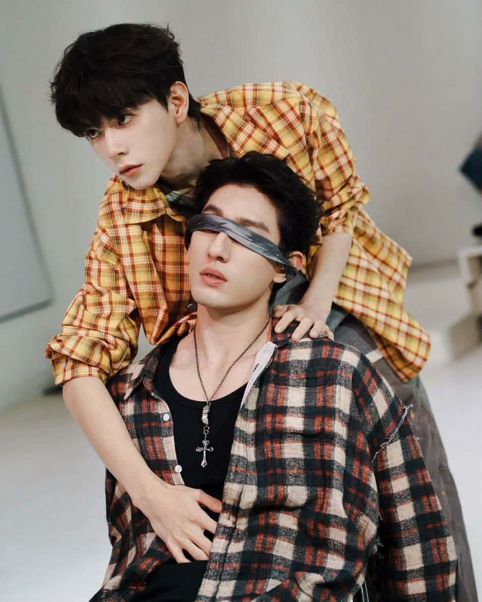hannawithanh_'s tweet photo. CHAT JFJDJFJDJDJD WHAT THE FCK 😭😭😭😭 WHAT KIND OF CONCEPT IS THIS OMG THEY WANT ME DEAD YALL

#政瞳 #aylio https://t.co/socM9KuVPD
