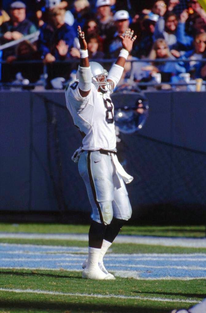 NFLMAVERICK's tweet photo. Happy Birthday to Raiders HOF WR Tim Brown, July 22, 1966.
9x Pro Bowler,  2x All-Pro,  
NFL 1990's All-Decade Team,  
1987 Heisman Trophy recipient.   
Raiders all-time: leading receiver, caught 1,070 passes for 14,734 yards and 99 TDs, and leading punt returner. https://t.co/nyy9q9MUl5