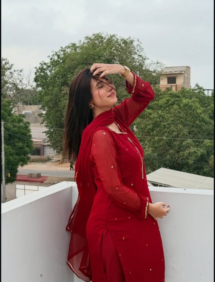 AMI7AD's tweet photo. Meri behan 💗 https://t.co/8znapOPlZo