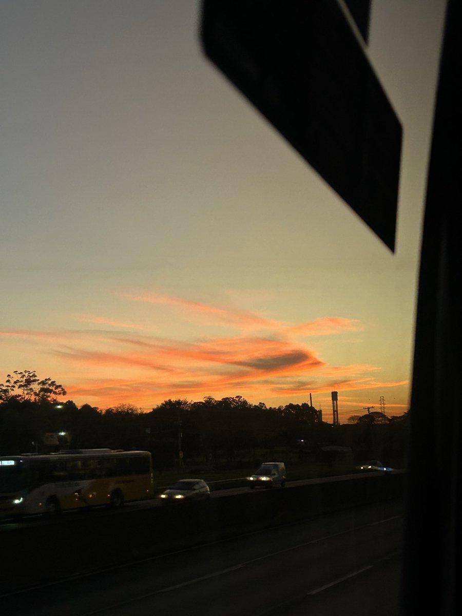 letsk18's tweet photo. @harrymypop de dentro do ônibus tava lindo tbm 🥺 https://t.co/xWt00WDFN7
