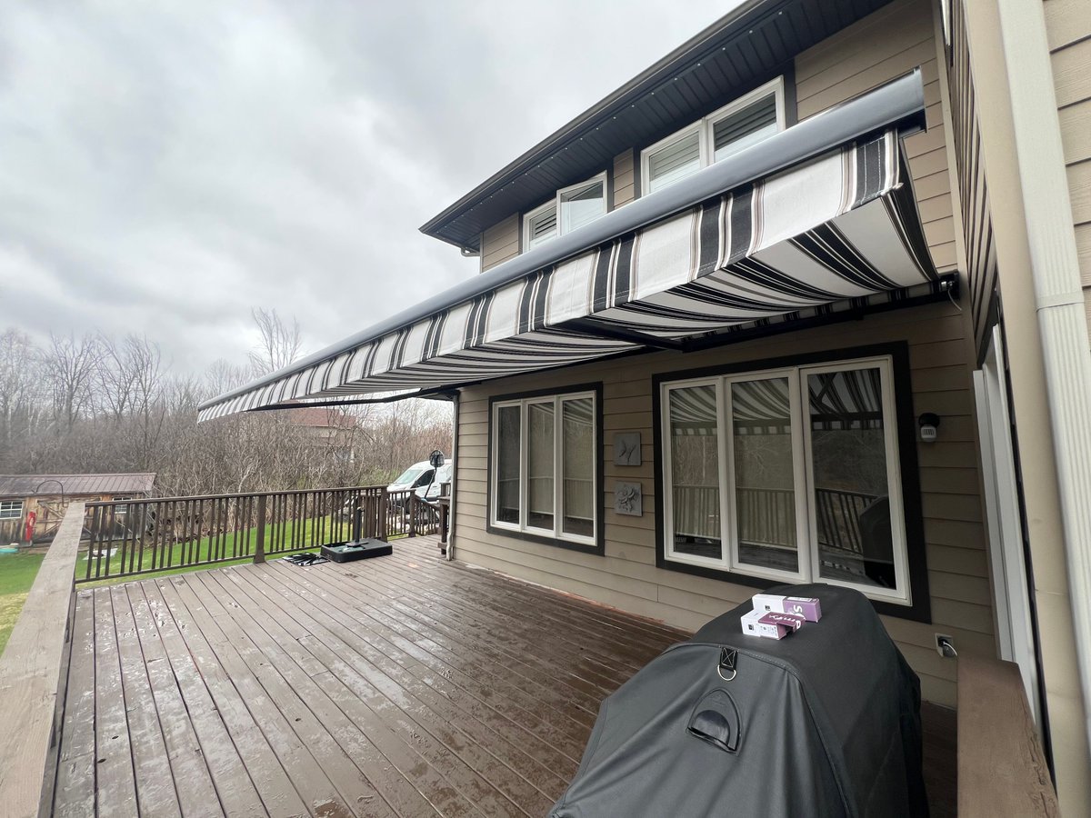house_of_canvas's tweet photo. Simple shade with serious impact. This Stobag Select retractable awning adds instant comfort to the deck while the classic striped fabric brings plenty of character to the home. 

Product: Stobag Select S8130 https://t.co/aMtMKMOJpT