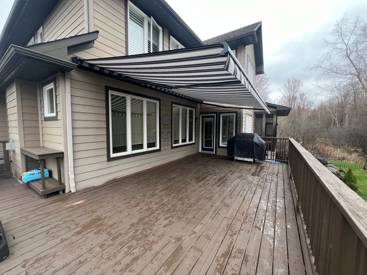 house_of_canvas's tweet photo. Simple shade with serious impact. This Stobag Select retractable awning adds instant comfort to the deck while the classic striped fabric brings plenty of character to the home. 

Product: Stobag Select S8130 https://t.co/aMtMKMOJpT