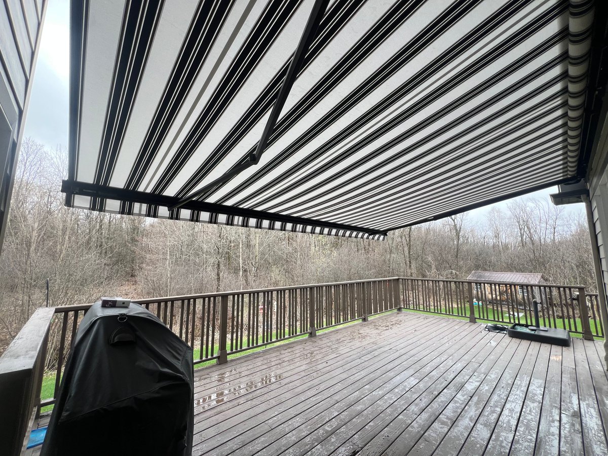 house_of_canvas's tweet photo. Simple shade with serious impact. This Stobag Select retractable awning adds instant comfort to the deck while the classic striped fabric brings plenty of character to the home. 

Product: Stobag Select S8130 https://t.co/aMtMKMOJpT