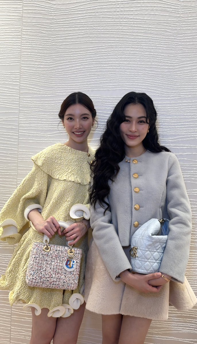 WWDThailand's tweet photo. ประมวลภาพ หลิงหลิง คอง และ ตู ต้นตะวัน จากงานเปิดตัวบูติกโฉมใหม่ของ Dior ณ Siam Paragon ที่มาพร้อมลุคสง่างาม ถ่ายทอดเอกลักษณ์ของเมซงผ่านสไตล์ที่แตกต่างแต่ลงตัว 

#WWDThailand
#Dior 
#DiorThailand
#tontawanxdior
#LingOrmAtDiorSiamParagon https://t.co/hMSID3QPeY
