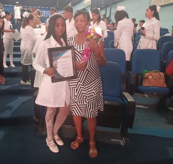 CNCTVGranma's tweet photo. #ProvinciaGranma | Graduados hoy en #Bayamo 119 profesionales de la Salud de Técnico Medio de las especialidades de Enfermería y Anestesia y Reanimación.
FUENTE | Facultad de Ciencias Médicas de Bayamo
#Cuba https://t.co/1AhIXOrTAB