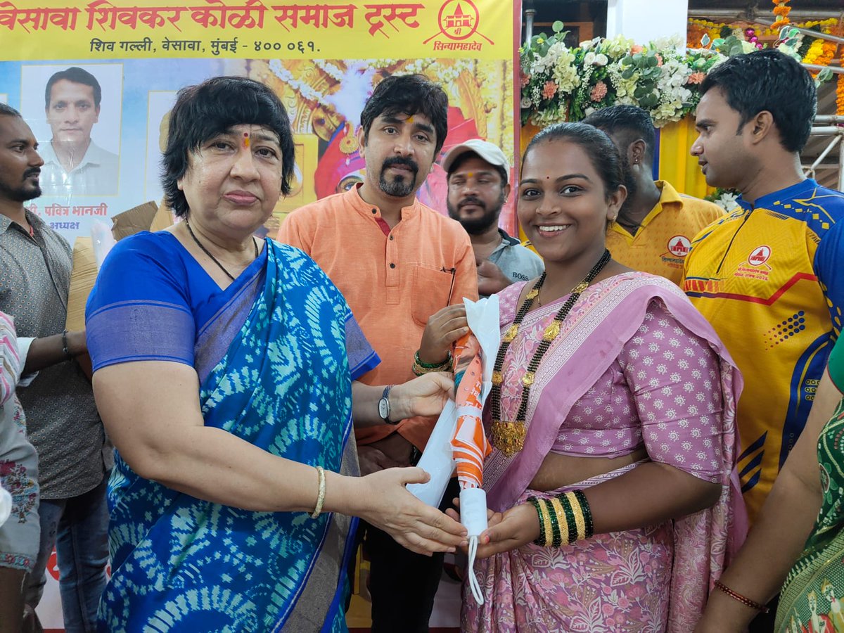 LavekarBharati's tweet photo. महाराष्ट्राचे लोकप्रिय मुख्यमंत्री लोकनेते आदरणीय देवाभाऊ  यांच्या वाढदिवसानिमित्त वर्सोवा विधानसभा मतदारसंघातील माझ्या मच्छीमार बांधव-भगिनींना पावसापासून संरक्षण मिळावे यासाठी मोफत छत्र्यांचे वाटप करण्यात आले. ☔🙏

देवाभाऊंना उत्तम आरोग्य, दीर्घायुष्य आणि यश लाभो, तसेच त्यांच्या नेतृत्वाखाली महाराष्ट्र विकासाच्या नव्या उंचीवर पोहोचो, हीच मनःपूर्वक सदिच्छा! 🚩

मच्छीमार बांधव-भगिनींच्या सेवेसाठी सदैव तत्पर! 🤝

यावेळी भाजपा मा. नगरसेवक श्री. योगीराज दाभाडकर तसेच भाजपा पदाधिकारी व कार्यकर्ते उपस्थित होते.

#DevendraFadnavis #Devabhau #वाढदिवस #छत्रीवाटप #मच्छीमारबांधव #मच्छीमारभगिनी #वर्सोवा_विधानसभा #BJP #Maharashtra
@Dev_Fadnavis @Devendra_Office @CMOMaharashtra @BJP4India @BJP4Maharashtra @BJP4Mumbai
