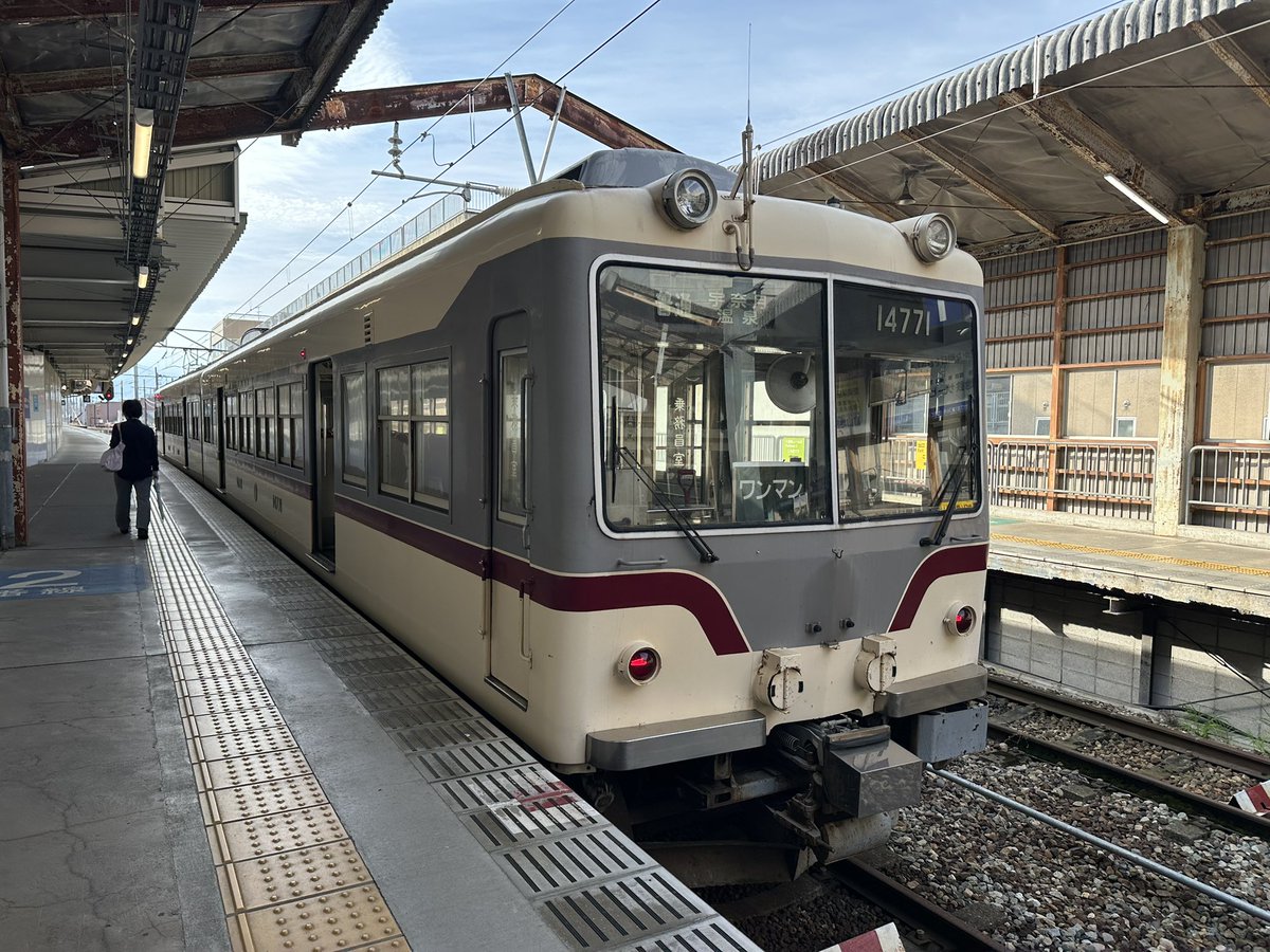 kai2gaai3's tweet photo. 【介風探訪記】
富山地方鉄道　本線／立山線
電鉄富山方面の平日朝の高頻度運転に驚く。早朝の立山行きはアルペンルートに向かう人の群れでかなり重宝されていた。あいの風とやま鉄道との並走区間はマジで謎。高校生の貴重な足だということは理解できた。 https://t.co/N0QYJ376ed
