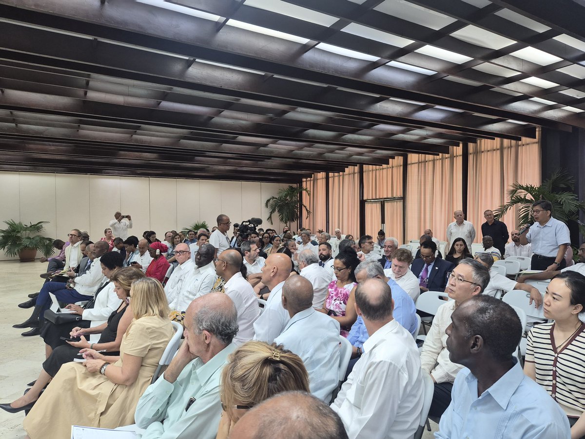 AnaTeresitaGF's tweet photo. Importante y esclarecedora presentación del Viceprimer ministro y ministro del comercio exterior e inversión extranjera @polivaoscar al Cuerpo Diplomático sobre las transformaciones económicas y sociales y las oportunidades para los socios internacionales.

#CubaVencerá https://t.co/5b0oopdHHN