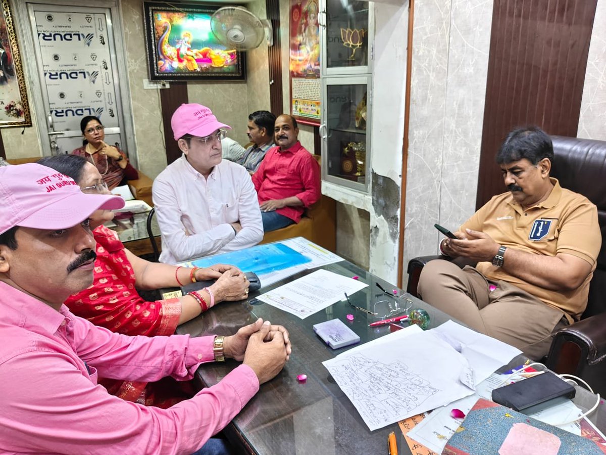 Rajendrashuklad's tweet photo. मा० विधायक सादर उन्नाव, से प्रेमियों ने पुरवा नगर पंचायत अध्यक्षा श्रीमती रेनू गुप्ता जी के साथ मुलाकात की और बाबा उमाकांत जी द्वारा चलाए जा रहे जयगुरुदेव मिशन बारे में बताकर गुरु पूर्णिमा जयपुर हेतु आमंत्रित किया।
Jai Gurudev
मनवांछित फल लेकर जाओ
#गुरु_पूर्णिमा_जयपुर_में_आओ https://t.co/RS7qNCdofC