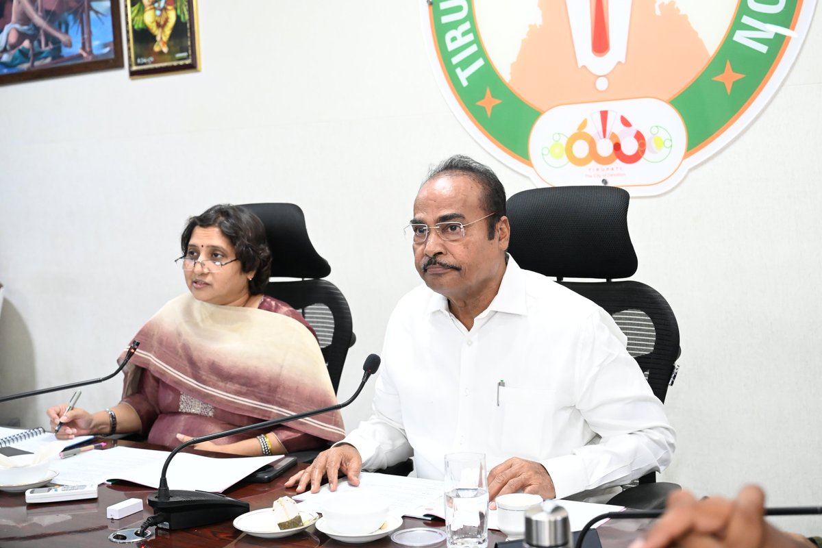 MCTTirupati's tweet photo. తిరుపతి నగరపాలక సంస్థ పరిధిలో జరుగుతున్న అభివృద్ధి పనుల పురోగతి, చేయాల్సిన పనులపై కమిషనర్ శారదా దేవి తో కలిసి అన్ని విభాగాల అధికారులతో సమావేశమై సమీక్షిస్తున్న ఎమ్మెల్యే ఆరణి శ్రీనివాసులు గారు.
#Tirupati #MCT #tsccl #maud_municipal #cdma_municipal #APCM #smartcity https://t.co/kHeyQqb971