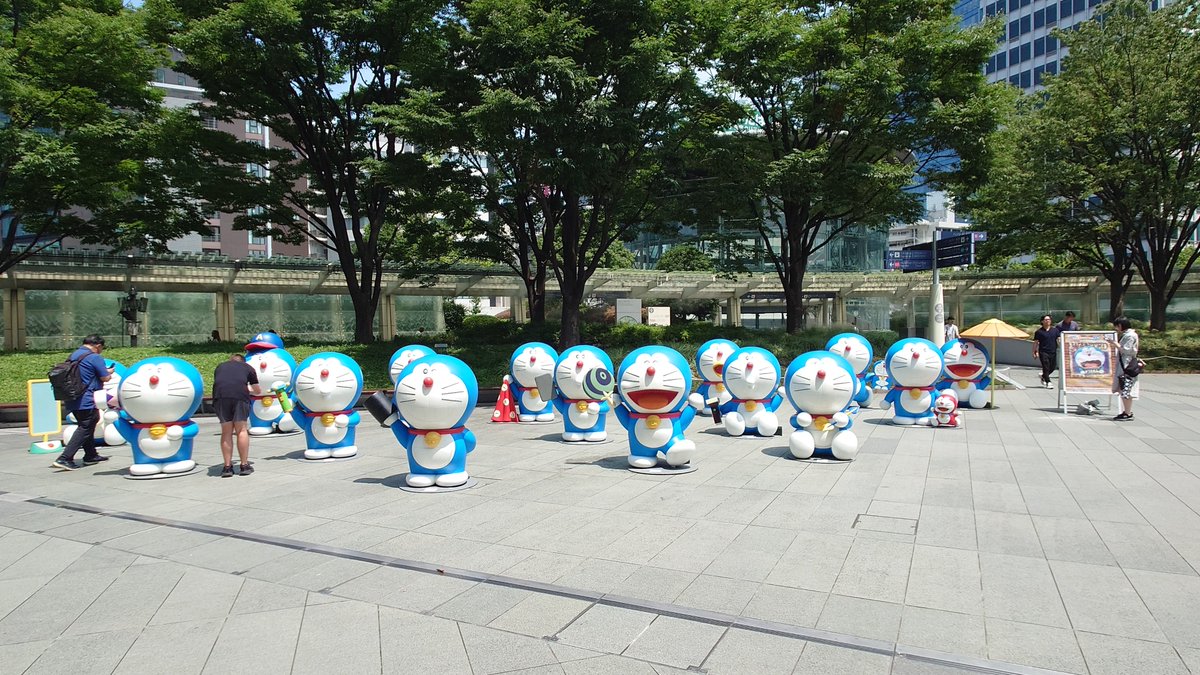 FF14_Syami's tweet photo. ポチ先生の動画を見て
日比谷線で星見の回廊展へ行って正解だ！
と思ったにも関わらず方向音痴で外に出てしまい暑い中歩いてドラえもん見つけました！
52階へのエレベーターは速かったですしボイスガイド良かったです！
星見の回廊で泣きそうになったり時間はあっという間に溶けましたけど最高でした！ https://t.co/0ZM0cYzwJf