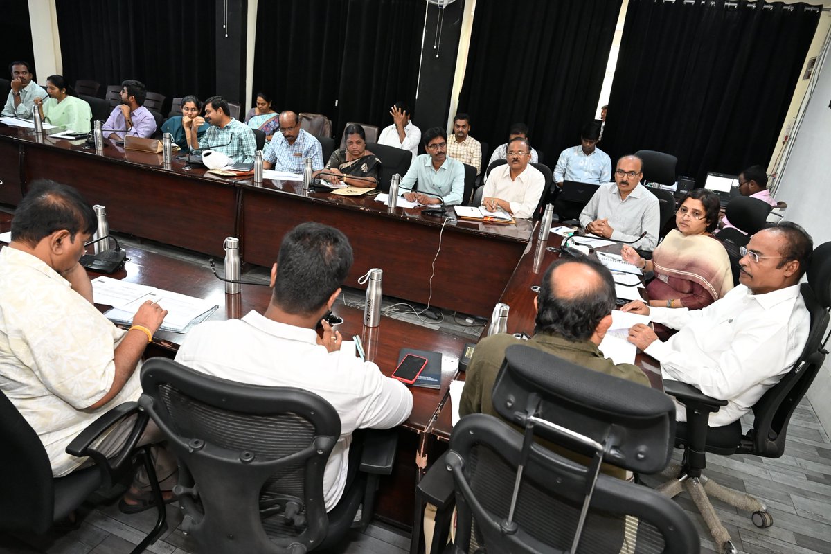 MCTTirupati's tweet photo. తిరుపతి నగరపాలక సంస్థ పరిధిలో జరుగుతున్న అభివృద్ధి పనుల పురోగతి, చేయాల్సిన పనులపై కమిషనర్ శారదా దేవి తో కలిసి అన్ని విభాగాల అధికారులతో సమావేశమై సమీక్షిస్తున్న ఎమ్మెల్యే ఆరణి శ్రీనివాసులు గారు.
#Tirupati #MCT #tsccl #maud_municipal #cdma_municipal #APCM #smartcity https://t.co/kHeyQqb971