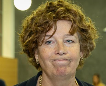 PhRoose's tweet photo. "Alle witte mannen naar achter!" https://t.co/UVw0SMhUZO