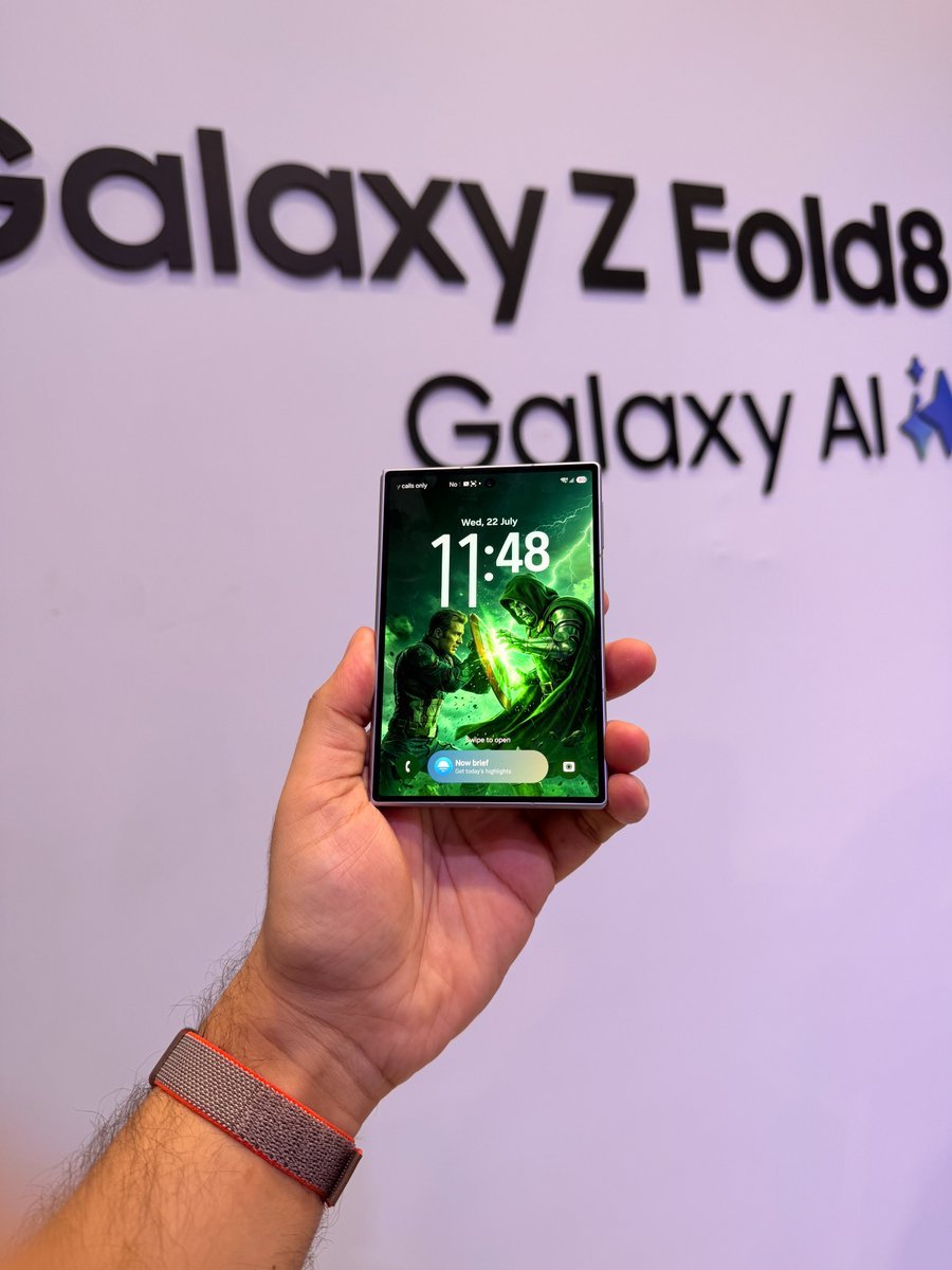 stufflistings's tweet photo. Thinking of giving away the Galaxy Z Fold8 😎 https://t.co/wxdeyDawCu