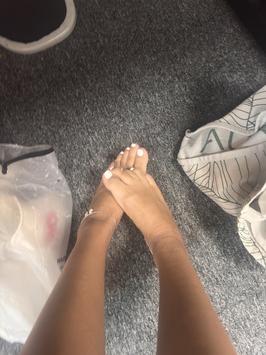 Ladyluxuriaa69's tweet photo. Ooo take the toes out at work. https://t.co/xwP1dZjf8P