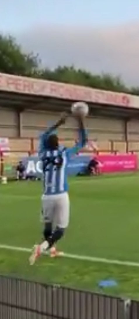 ClydebankJag's tweet photo. @htfc_frontline One handed release and his foot off the ground. Apart from that all perfectly legal. https://t.co/1CzTkiYDff