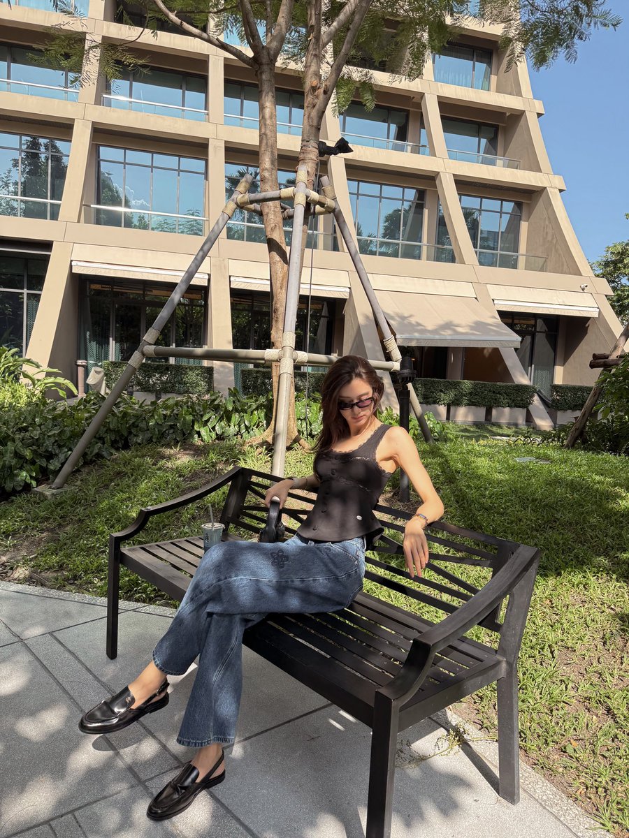 lenas_hair's tweet photo. maam is that seat taken https://t.co/BKCkUHiSBE